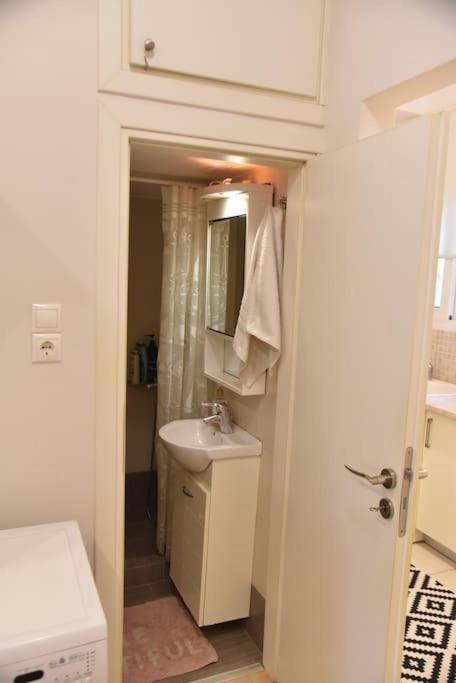 Tiny Treasure Apartment Афіни Екстер'єр фото